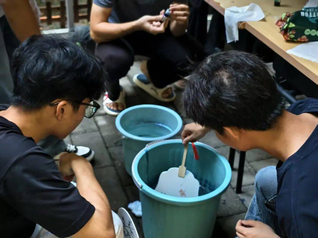 、梦幻月球灯……这场暖心社区活动绝了！澳门新葡京入口漆扇DIY、苗银冰箱贴(图1)