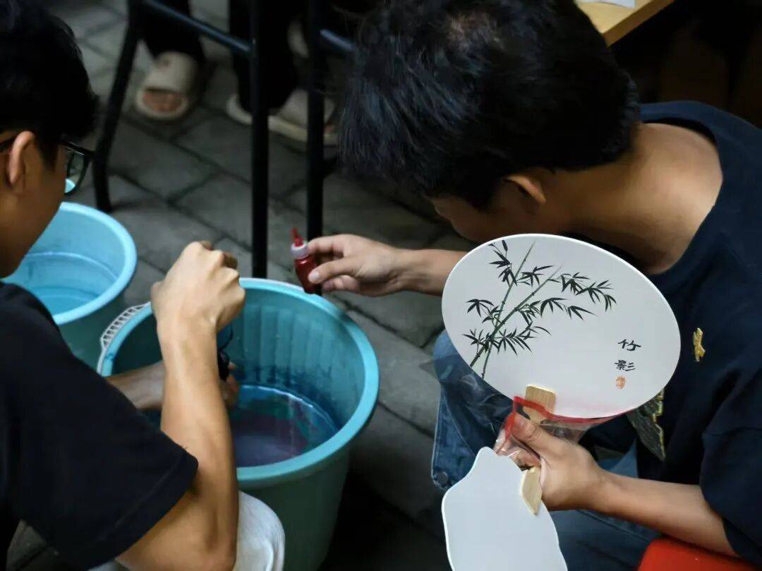 、梦幻月球灯……这场暖心社区活动绝了！澳门新葡京入口漆扇DIY、苗银冰箱贴(图3)