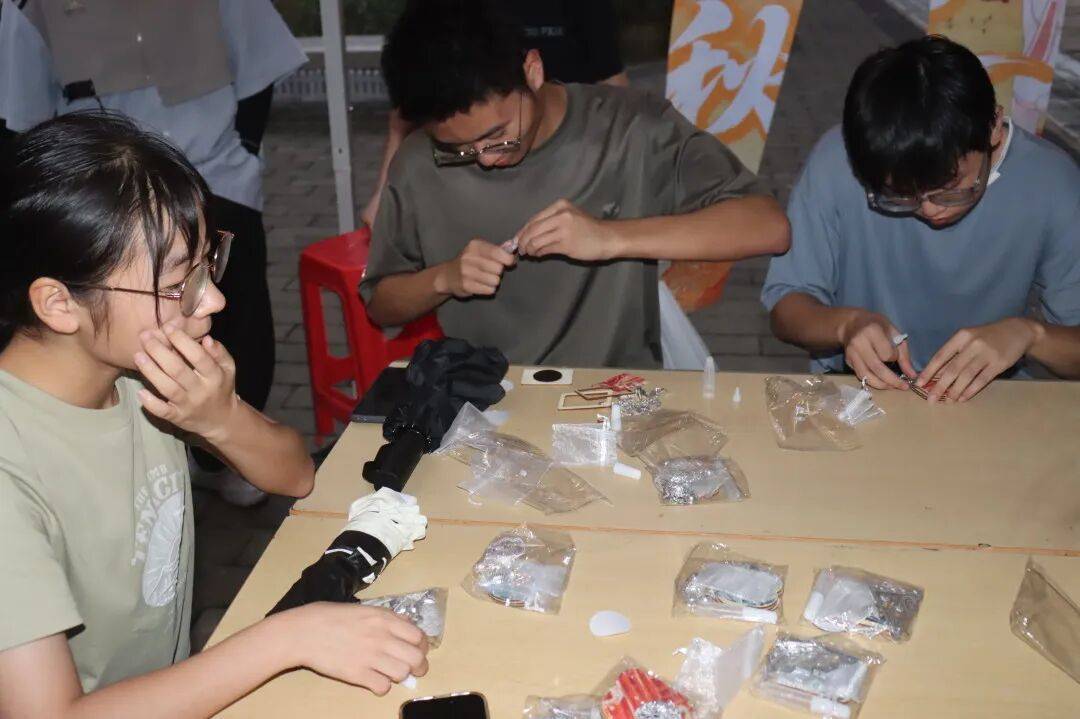 、梦幻月球灯……这场暖心社区活动绝了！澳门新葡京入口漆扇DIY、苗银冰箱贴(图4)