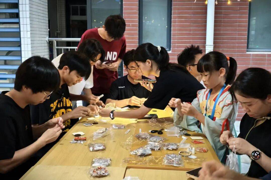 、梦幻月球灯……这场暖心社区活动绝了！澳门新葡京入口漆扇DIY、苗银冰箱贴(图5)