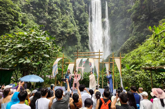 景区2025年暑期营收创新高新葡京靖西古龙山通灵大峡谷(图2)